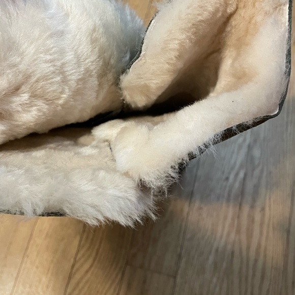 Bearpaw Suede & Sheepskin Winter Boots, Green, Size 9 - Picture 6 of 8